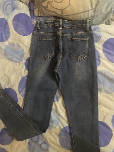 ravne farmerke: Klasične farmerke – tamno plave/indigo sa blagim ispranim efektom. - — 1