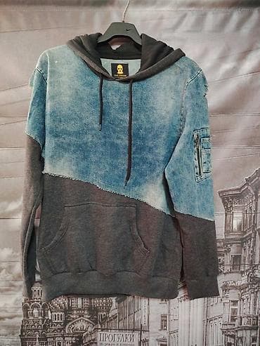 Uniseks duks/hoodie sa kombinacijom teksasa i pamučnog flisa - Model na lalafo.rs Uniseks duks/hoodie sa kombinacijom teksasa i pamučnog flisa - Model