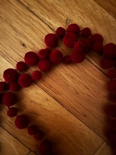 Perle. od bordo pom‑pom kuglica - Materijal: meke tekstilne