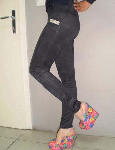 unikatne lepeze: Pantalone premekani velur elastin predivne unikatne
Vel S-M
Povoljno — 4