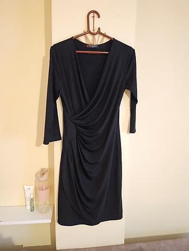 Elegantna crna haljina sa preklopom i naborima - Model: midi dužina