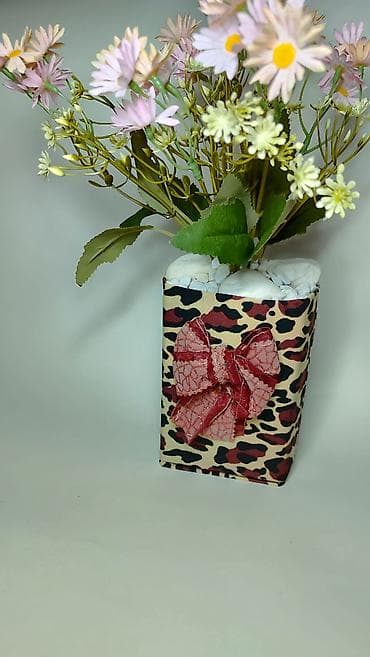 Kućni dekor: Dekorativna aranžirana veštačka saksija sa belim/lila tratinčicama - — 8