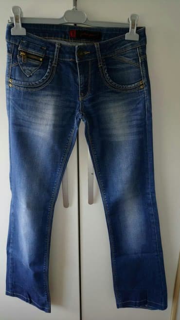 pantalone od vestacke koze: Farmerke plitak struk
Veličina 28
Cena 300 din — 1
