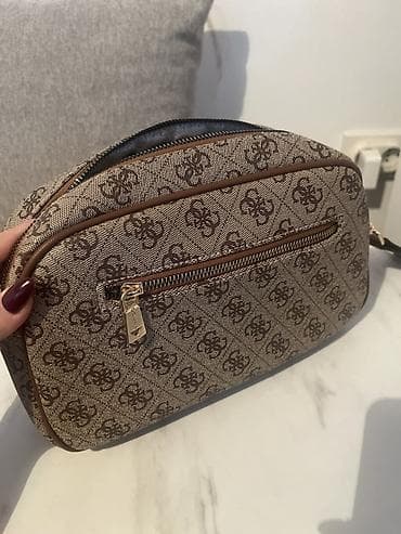 Upaljači i prateća oprema: GUESS crossbody torba – monogram bež/braon - Model: ovalna/camera bag — 4