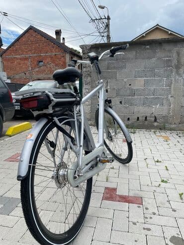 torba za ribolov lidl: Električni bicikl u srebrnoj boji. Poseduje crno sedište i bateriju — 1