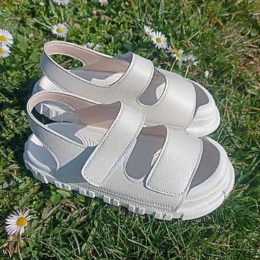 deichmann ravne sandale: Bele ženske sandale sa anatomskim đonom i čičak kaiševima - Model — 1