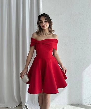 Elegantna kratka haljina sa ramenima na otkrivanje i ukrasnom mašnom -