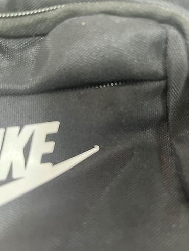 chanel kockasta torba: Nike crna torbica nekoriscena, znak malo odlepljen na kraju ali pored — 3