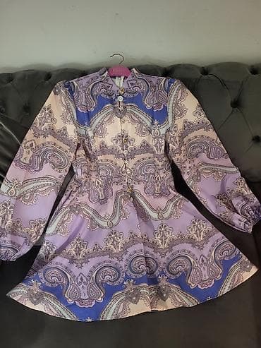 plava haljina: Haljina sa paisley printom u nijansama ljubičaste, roze i plave. Model — 1
