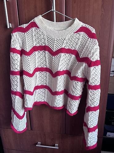 Pleteni ženski džemper sa prugama - Model: kratki/krop kroj, široke