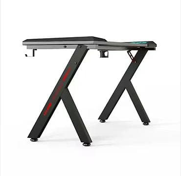 namestaj lex adresa: Gejmerski sto sa RGB osvetljenjem i organizacijom kablova - Moderan — 5