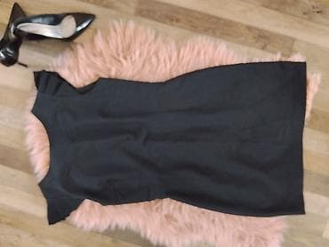 c: Elegantna crna haljina bez rukava, klasičnog kroja do kolena. Model je — 3