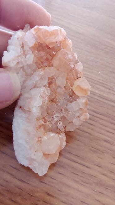 Kristali i minerali: Prirodni mineralni uzorak sa raznim bojama, uključujući plave, zelene — 22