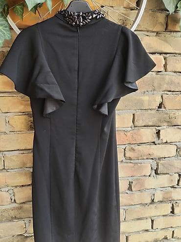 Haljine: White haljina S, M vel
Kao nova
Duzine 92
Pazuh po 40 tegli do 45 — 7