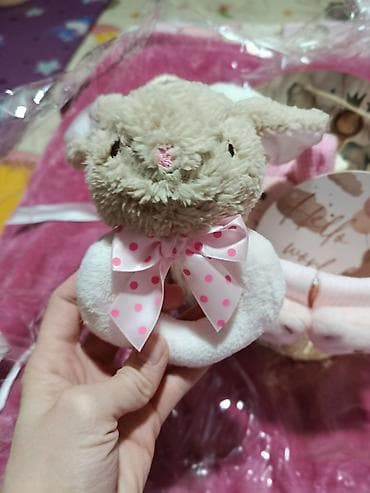 motor na akumulator za deca: Poklon set za bebu – roza tema Sadržaj seta: - Pletena dekorativna — 8