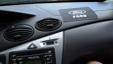 ulozak za auto sediste: FORD gumena neklizajuća podloga. Dimenzije 13*20cm. Samo se postavi na — 2