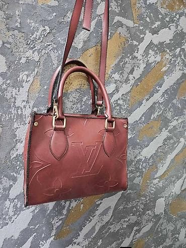 Sweatpants: Ženske torbe – izbor modela - Elegantna crna crossbody torba sa — 4