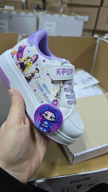 haljine luna 2023: KPOP dečje patike – bele sa ljubičastim detaljima i motivima - — 2