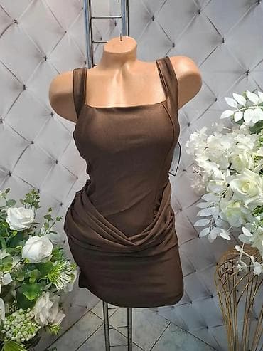 Kratka ženska haljina sa bretelama i kvadratnim izrezom. Model je