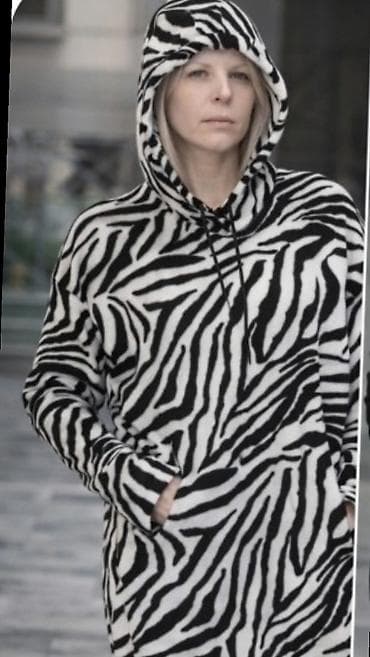 Ženska odeća: Ženska dukser-haljina sa kapuljačom – zebra print - Model: ležerna — 2