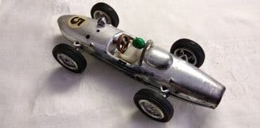 sat na navijanje: ZEE Ferrari F1Hong Kong 14,5 cm.fali:far,oba retrovizora,plasticni — 3
