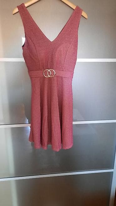 odece: Elegantna kratka haljina bez rukava u puder‑roze/boji maline sa — 1