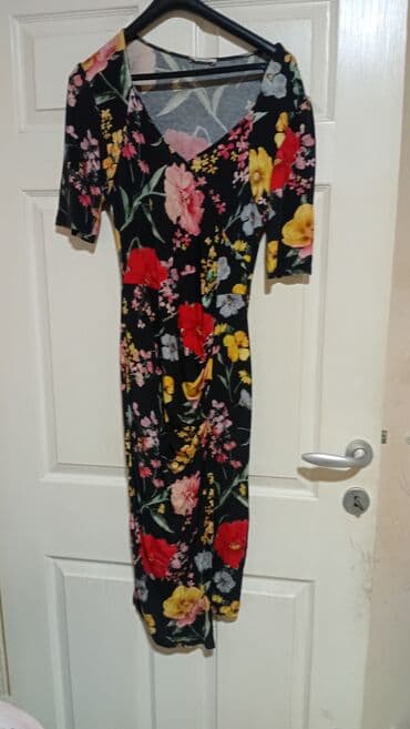 Donji delovi trenerke: Ženska odeća – set - Haljina 1: Crna podloga sa živopisnim cvetnim — 1