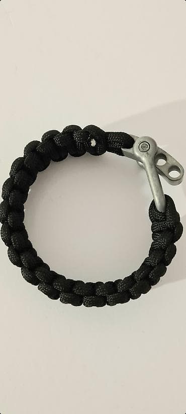 - Na prodaju muška crna narukvica napravljena ručno od čvrstog
