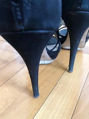 providne sandale na stiklu: ALDO sandale, 38 broj.

Očuvane, par puta obuvene — 5