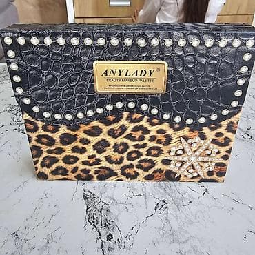 Ovo je Anylady paleta šminke u obliku torbice sa leopard