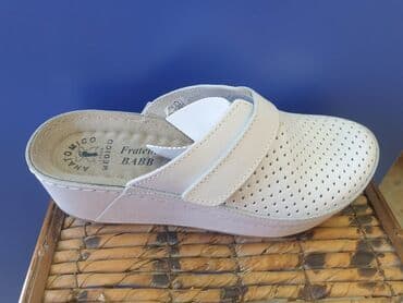 crocs zenske klompe: Kozne anatomske klompe 
Cena 3950 din 36-41 — 2