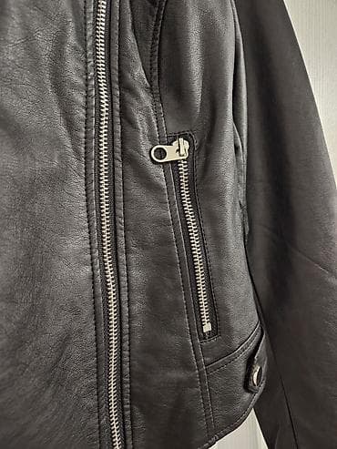 Ženska odeća: Sinsay crna jakna, malo nošena, S veličina, imitacija kože. Kopčanje — 3