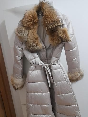 Duga ženska zimska jakna/kaput sa prirodnim krznom Novo - Model na lalafo.rs Duga ženska zimska jakna/kaput sa prirodnim krznom Novo - Model