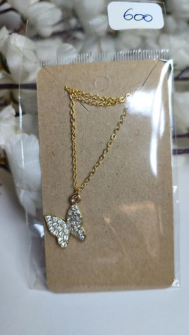 prsten sa velikim kamenom: Zlatni lančić sa priveskom leptira ukrašenim sitnim, blistavim — 3