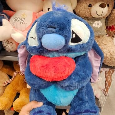stitch plisana igracka velika: M. 09. Plisani stitch 
Stich drzi srce u rukama
 Oko 40cm visina — 2