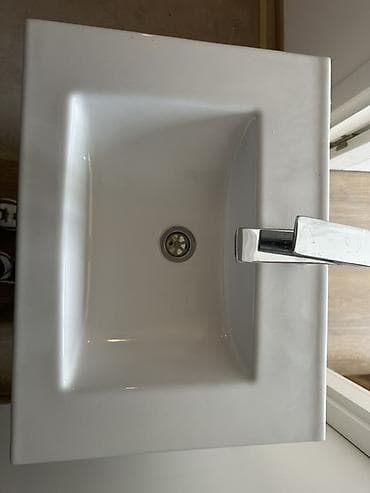 peskiri 70x140 cena: Lavabo sa ormarićem novo
Cena 10.000din — 2