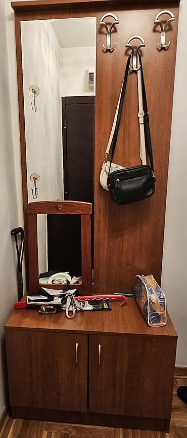 Na prodaju element predsoblja koji se sastoji od cipelarnika sa — 1