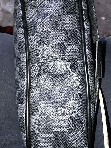 doca torbe nova kolekcija: Torba sa prepoznatljivim šahovskim uzorkom u sivo-crnim tonovima — 3