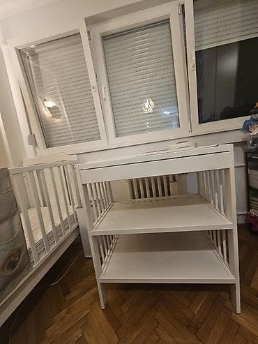 namestaj pice: Drveni sto za presvlačenje bebe, bela boja. - Prostrana radna — 1
