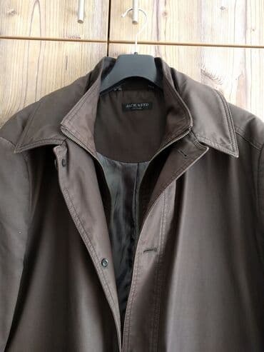 Muška deblja jakna sa dva džepa, natrag šlic. Napred se zakopčava i na na lalafo.rs Muška deblja jakna sa dva džepa, natrag šlic. Napred se zakopčava i na