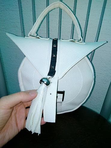 satovi ženski: Unikatna ženska torba – okruglog oblika, u beloj boji sa teksturom — 5