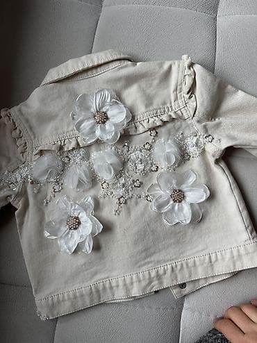 jaknice za devojčice: Dečja krem teksas jaknica sa ručno rađenim floralnim detaljima. - — 2