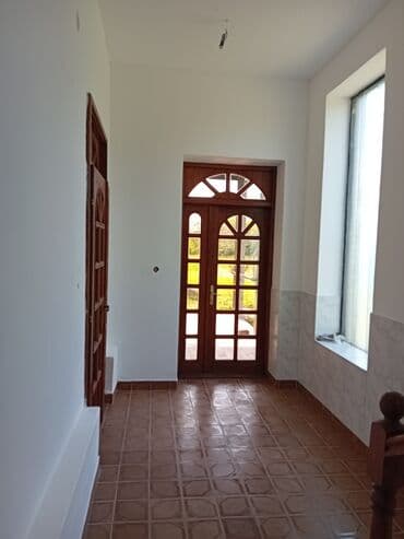 kuca u sivcu: Izdaje se poslovni prostor u Bačkoj Topoli, površine 206m2. Lokal se — 12