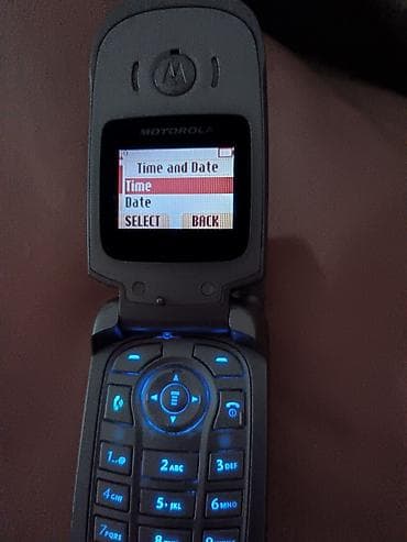 prodajem telefon: Motorola preklopni mobilni telefon (klap) – srebrna boja - — 2