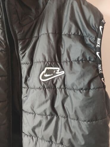 nike jakna sportswear therma fit repel: Nike puf prsluk sa kapuljačom – crni Odgovara S-M veličini - Model — 5