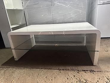 Moderan klub sto – belo visokog sjaja sa staklenom policom - Dizajn — 1