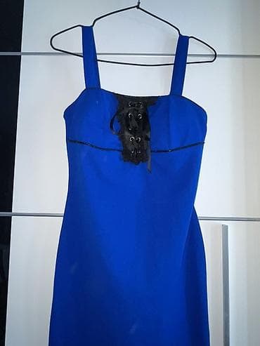 Elegantna plava haljina bez rukava sa širokim bretelama. Model je na lalafo.rs Elegantna plava haljina bez rukava sa širokim bretelama. Model je