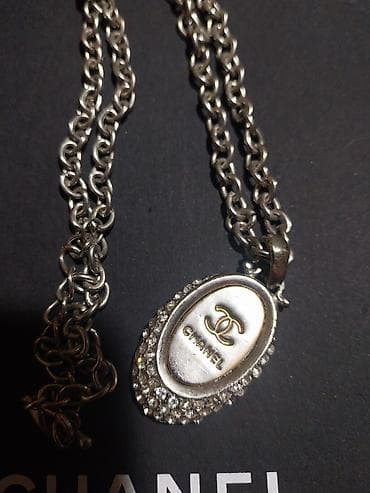 bugatti patike cena: Srebrnasti lančić sa ovalnim priveskom inspirisanim Chanel estetikom — 1