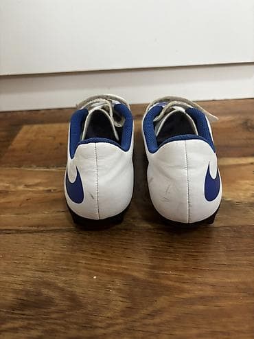 beli uniforma: Dečje fudbalske kopačke Nike – bela osnova sa plavim Swoosh logom. - — 9