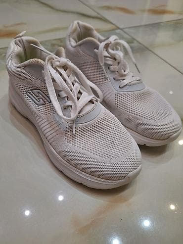 bela boja za patike: Skechers bele patike za svakodnevno nošenje - Model: plitke patike sa — 2